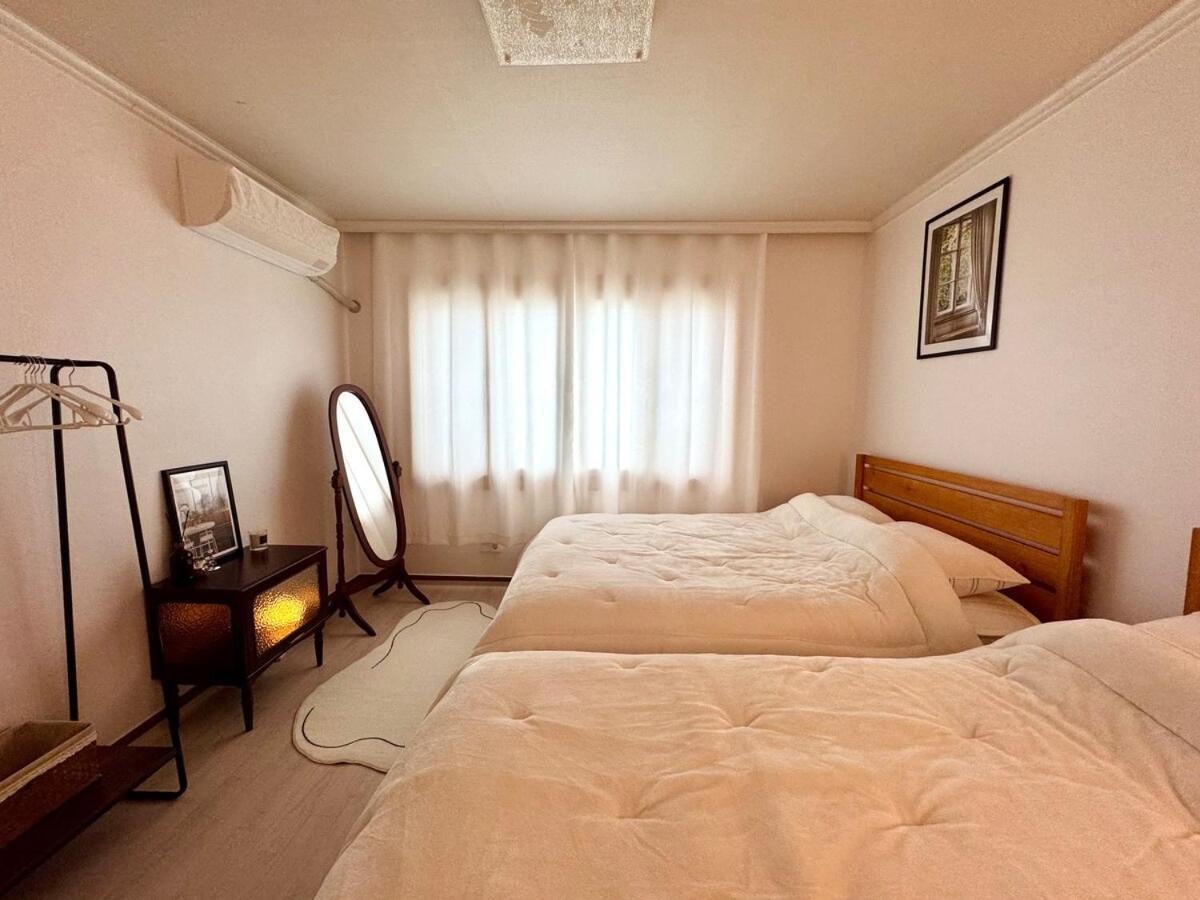 At Home, Sunny Emotional Accommodation, Free Parking, 3 Q Beds, Attic Movie Theater Busan Eksteriør billede